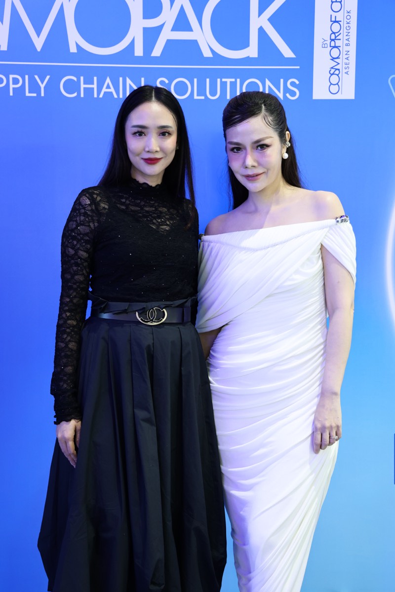 ผู้เข้าร่วมงานพบปะและถ่ายภาพร่วมกัน