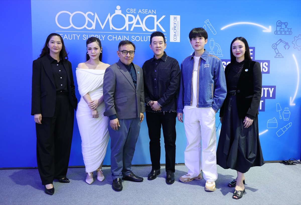 คณะวิทยากรและทีมงานถ่ายภาพร่วมกัน